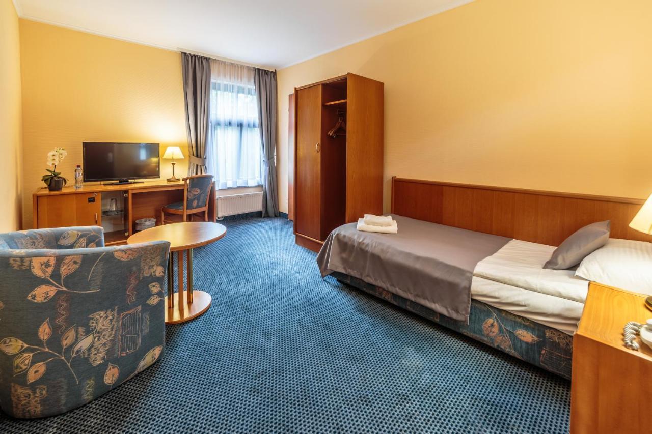 Hotel Fenix Jelenia Gora Exterior photo